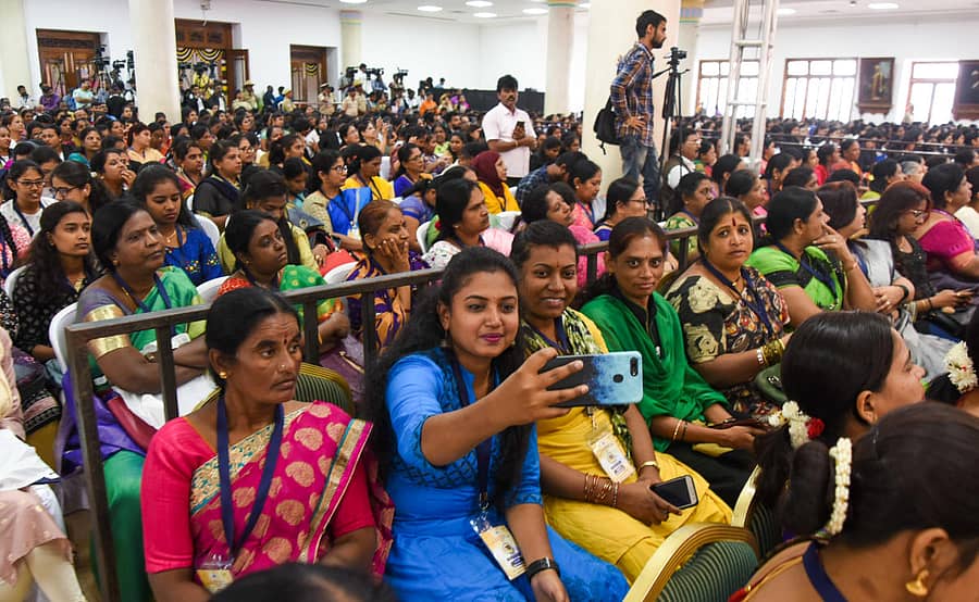 ವಿಧಾನಸೌಧದಲ್ಲಿ ಹಮ್ಮಿಕೊಂಡಿದ್ದ ರಾಜ್ಯ ಮಹಿಳಾ ಆಯೋಗದ ರಜತ ಮಹೋತ್ಸವ ಸಮಾರಂಭದಲ್ಲಿ ಭಾಗವಹಿಸಿದ್ದ ಮಹಿಳೆಯರು.