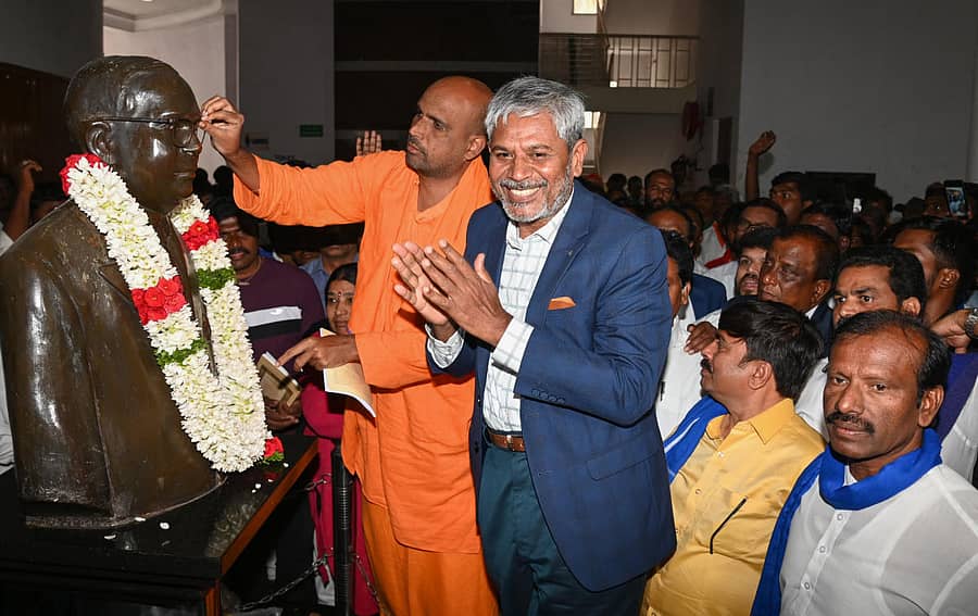 ಪ್ರಜಾಪ್ರಭುತ್ವ ಸಮಾನತಾ ಸಮಾವೇಶದಲ್ಲಿ ಮೈಸೂರಿನ ಉರಿಲಿಂಗಪೆದ್ದಿ ಮಠದ ಜ್ಞಾನಪ್ರಕಾಶ ಸ್ವಾಮೀಜಿ, ಪ್ರಜಾ ಪರಿವರ್ತನಾ ವೇದಿಕೆ ಅಧ್ಯಕ್ಷ ಬಿ.ಗೋಪಾಲ್‌ ಅವರು ಅಂಬೇಡ್ಕರ್ ಅವರ ಪ್ರತಿಮೆಗೆ ಮಾಲಾರ್ಪಣೆ ಮಾಡಿದರು. ದಸಂಸ ರಾಜ್ಯ ಸಂಚಾಲಕ ಹೆಣ್ಣೂರು ಶ್ರೀನಿವಾಸ್ ಇದ್ದಾರೆ  –ಪ್ರಜಾವಾಣಿ ಚಿತ್ರ