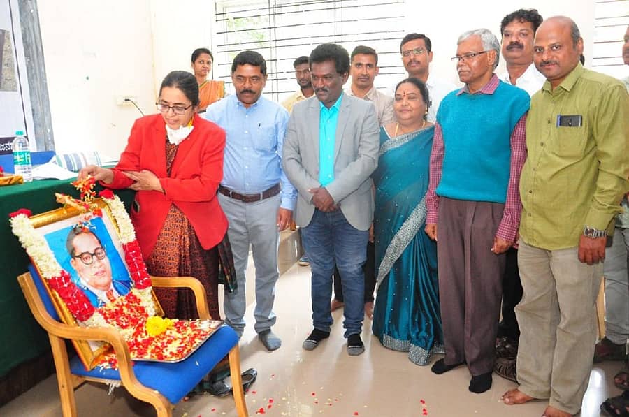 ಚಾಮರಾಜನಗರದ ಸರ್ಕಾರಿ ಪ್ರಥಮ ದರ್ಜೆ ಕಾಲೇಜಿನಲ್ಲಿ ಶನಿವಾರ ನಡೆದ ಸಂವಿಧಾನ ದಿನಾಚರಣೆ ಕಾರ್ಯಕ್ರಮದಲ್ಲಿ ಜಿಲ್ಲಾ ಪ್ರಧಾನ ಮತ್ತು ಸೆಷನ್ಸ್ ನ್ಯಾಯಾಧೀಶರಾದ ಬಿ.ಎಸ್.ಭಾರತಿ ಅವರು ಸಂವಿಧಾನ ಶಿಲ್ಪಿ ಡಾ.ಬಿ.ಆರ್.ಅಂಬೇಡ್ಕರ್ ಭಾವಚಿತ್ರಕ್ಕೆ ಪುಷ್ಪಾರ್ಚನೆ ಮಾಡಿದರು. ಕಾಲೇಜು ಪ್ರಾಂಶುಪಾಲ ದೇವರಾಜು ಇತರರು ಇದ್ದರು