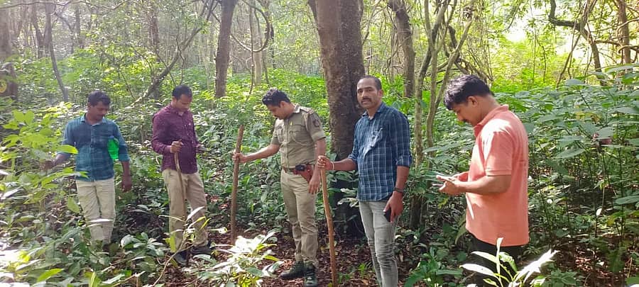 ಸೆಟಲೈಟ್ ಫೋನ್ ಬಳಸಿ ಸಂವಹನ ನಡೆಸಿದ ಕುರುಹುಗಳ ಪತ್ತೆಗಾಗಿ ಪೊಲೀಸ್ ಸಿಬ್ಬಂದಿ ಬೆಂದ್ರಾಳ ಕಾಡಿನಲ್ಲಿ ಶನಿವಾರ ಹುಡುಕಾಟ ನಡೆಸಿದರು