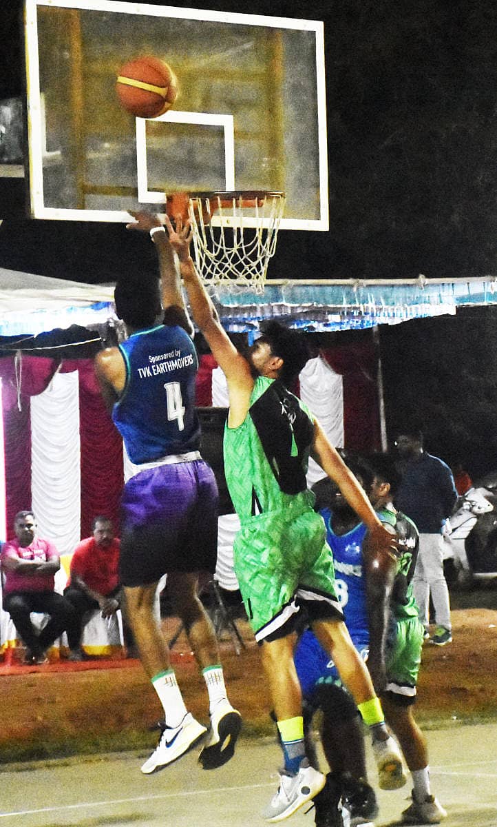 ಮೈಸೂರು ವಿಶ್ವವಿದ್ಯಾಲಯದ ಬ್ಯಾಸ್ಕೆಟ್ಬಾಲ್ ಅಂಗಳದಲ್ಲಿ ಶನಿವಾರ ನಡೆದ ಪಂದ್ಯದಲ್ಲಿ ಮೈಕಾ ಹಾಗೂ ಎವಿಎಸ್ ಕಾಲೇಜು ತಂಡಗಳ ಪೈಪೋಟಿ