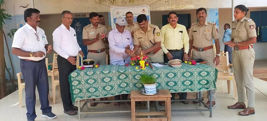 ಚಾಮರಾಜನಗರದ ಬಾಲಕಿಯರ ಸರ್ಕಾರಿ ಪದವಿ ಪೂರ್ವ ಕಾಲೇಜಿನಲ್ಲಿ (ಪ್ರೌಢಶಾಲಾ ವಿಭಾಗ) ಸ್ಟೂಟೆಂಡ್ ಕೆಡೆಟ್ ಪೊಲೀಸ್ ಯೋಜನೆಯನ್ನು ಡಿಡಿಪಿಐ ಮಂಜುನಾಥ್ ಹಾಗೂ ಜಿಲ್ಲಾ ಸಶಸ್ತ್ರ ಮೀಸಲು ಪಡೆ ಡಿವೈಎಸ್ಪಿ ಸೋಮಣ್ಣ ಅವರು ಉದ್ಘಾಟಿಸಿದರು. ಬಿಇಒ ಸೋಮಣ್ಣೇಗೌಡ, ನಗರ ಠಾಣೆ ಇನ್ಸ್ಪೆಕ್ಟರ್ ತಿಮ್ಮರಾಜು ಇತರರು ಇದ್ದರು