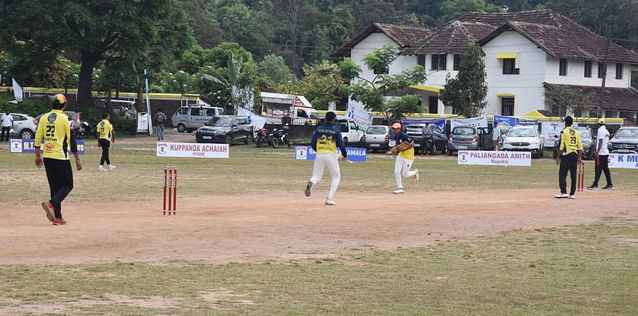 ಮಡಿಕೇರಿಯ ಜನರಲ್ ತಿಮ್ಮಯ್ಯ ಜಿಲ್ಲಾ ಕ್ರೀಡಾಂಗಣದಲ್ಲಿ ಕೊಡವ ಸ್ಪೋರ್ಟ್ಸ್ ಅಸೋಸಿಯೇಷನ್ ವತಿಯಿಂದ ಶನಿವಾರ ‘ಕೊಡವ ಪ್ರೀಮಿಯರ್ ಲೀಗ್ ಟೆನಿಸ್ ಬಾಲ್ ಕ್ರಿಕೆಟ್’ ಪಂದ್ಯಾವಳಿ ನಡೆಯಿತು