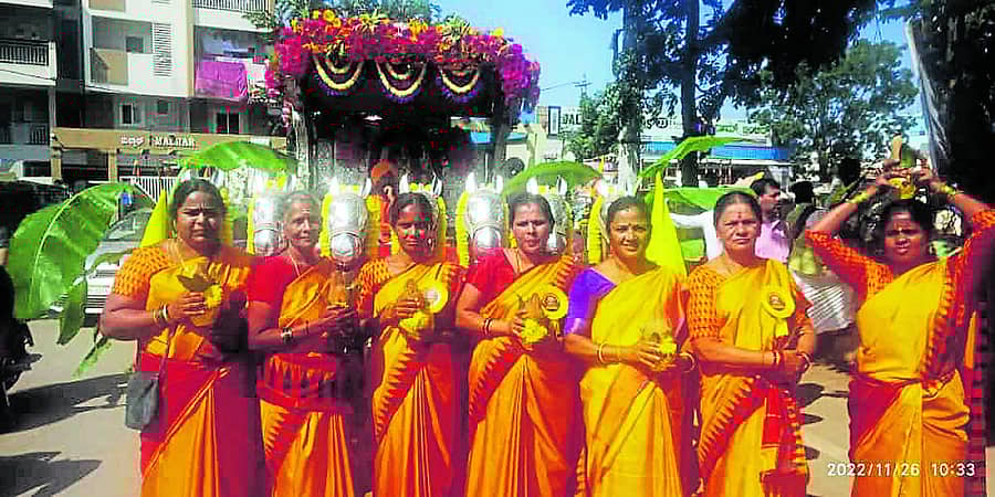 ಕನಕ ಜಾತ್ರಾ ಮಹೋತ್ಸವದಲ್ಲಿ ಮಹಿಳೆಯರು ಕಳಶ ಹೊತ್ತು ಸಾಗಿದರು