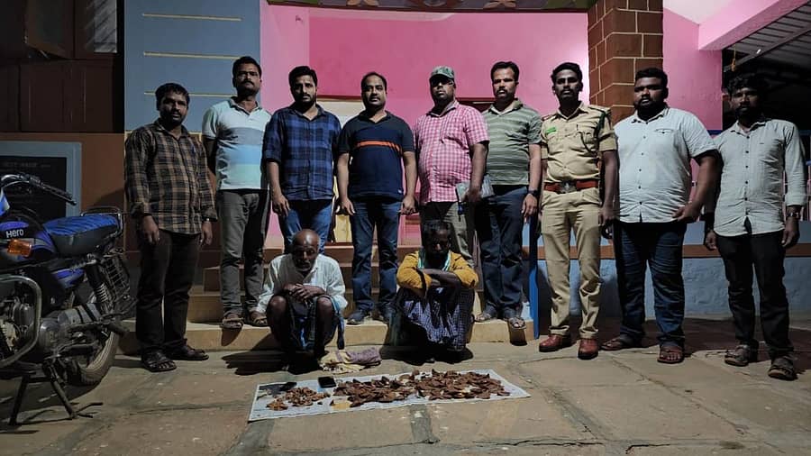 ಚಿತ್ರದುರ್ಗ ತಾಲ್ಲೂಕಿನಲ್ಲಿ ಚಿಪ್ಪುಹಂದಿ ಬೇಟೆಯಾಡಿ ಹೊರರಾಜ್ಯಕ್ಕೆ ಸಾಗಣೆ ಮಾಡುತ್ತಿದ್ದ ಇಬ್ಬರು ಆರೋಪಿಗಳನ್ನು ಅರಣ್ಯ ಇಲಾಖೆ ಸಿಬ್ಬಂದಿ ಬಂಧಿಸಿದ್ದಾರೆ.