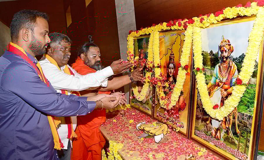 ಕರ್ನಾಟಕ ರಾಜ್ಯ ವಾಲ್ಮೀಕಿ ನಾಯಕ ಸಂಘಗಳ ಒಕ್ಕೂಟದ ರಾಜ್ಯ ಯುವ ಘಟಕ ಆಯೋಜಿಸಿದ್ದ ಕನ್ನಡ ರಾಜ್ಯೋತ್ಸವ ಮತ್ತು ಮಹರ್ಷಿ ವಾಲ್ಮೀಕಿ ಜಯಂತಿ ಕಾರ್ಯಕ್ರಮದಲ್ಲಿ ಜೆಡಿಎಸ್ ಮಹಾಪ್ರಧಾನ ಕಾರ್ಯದರ್ಶಿ ತುಳಸಿರಾಮ್, ಒಕ್ಕೂಟದ ಅಧ್ಯಕ್ಷ ಎಂ.ಲಕ್ಷ್ಮಣನಾಯಕ, ಶಿಡ್ಲಕೋಣದ ವಾಲ್ಮೀಕಿ ಮಹಾಸಂಸ್ಥಾನ ಮಠದ ಸಂಜಯಕುಮಾರಸ್ವಾಮಿ ಸ್ವಾಮೀಜಿ ಅವರು ಮದಕರಿ ನಾಯಕ ಮತ್ತು ವಾಲ್ಮೀಕಿ ಅವರ ಭಾವಚಿತ್ರಕ್ಕೆ ಪುಷ್ಪ ನಮನ ಸಲ್ಲಿಸಿದರು- ಪ್ರಜಾವಾಣಿ ಚಿತ್ರ