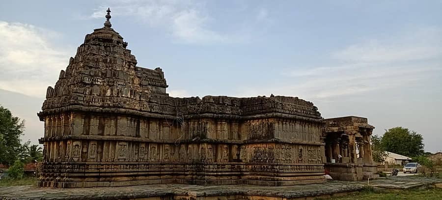 ಅಜ್ಜಂಪುರ ತಾಲ್ಲೂಕಿನ ಬಗ್ಗವಳ್ಳಿ ಗ್ರಾಮದ ಯೋಗ ನರಸಿಂಹ ದೇವಾಲಯ