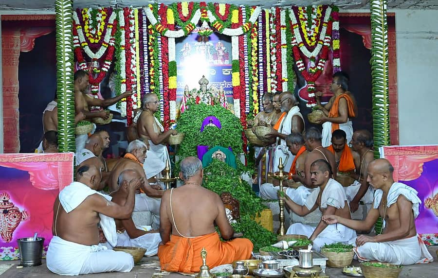 ಕೊಪ್ಪಳದ ರಾಯರ ಮಠದಲ್ಲಿ ಶನಿವಾರ ಲಕ್ಷ ತುಳಸಿ ಅರ್ಚನೆ ಕಾರ್ಯಕ್ರಮ ನಡೆಯಿತು