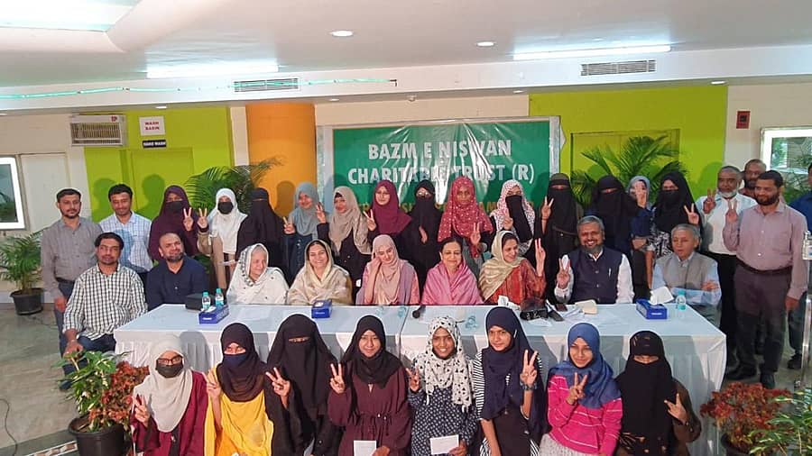 ಬಝ್ಮೆ ನಿಸ್ವಾ ಚಾರಿಟೇಬಲ್ ಟ್ರಸ್ಟ್ ವತಿಯಿಂದ ಭಾನುವಾರ ವಿದ್ಯಾರ್ಥಿನಿಯರಿಗೆ ವಿದ್ಯಾರ್ಥಿ ವೇತನ ವಿತರಿಸಲಾಯಿತು. ಹುಸ್ನಾ ಶರೀಫ್ ಇದ್ದರು.