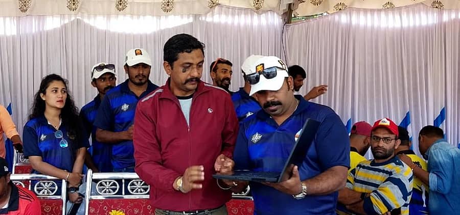 ಟೀಮ್ ವಿ ಟ್ರೈಬ್ಸ್ ನಿರ್ಮಾಣದ ‘ಲೇಲುಳ್ಳಿ ಲೇ ಲೇ’ ಕೊಡವ ಆಲ್ಬಂ ಹಾಡನ್ನು ಭಾನುವಾರ ಮಡಿಕೇರಿಯ ಜನರಲ್ ತಿಮ್ಮಯ್ಯ ಜಿಲ್ಲಾ ಕ್ರೀಡಾಂಗಣದಲ್ಲಿ ನಡೆಯುತ್ತಿರುವ ಕೊಡವ ಪ್ರೀಮಿಯರ್ ಲೀಗ್ ಕ್ರಿಕೆಟ್ ಪಂದ್ಯಾವಳಿಯ ವೇದಿಕೆಯಲ್ಲಿ ಕೊಡವ ಮಕ್ಕಡ ಕೂಟದ ಅಧ್ಯಕ್ಷ ಬೊಳ್ಳಜಿರ ಬಿ.ಅಯ್ಯಪ್ಪ ಬಿಡುಗಡೆ ಮಾಡಿದರು.