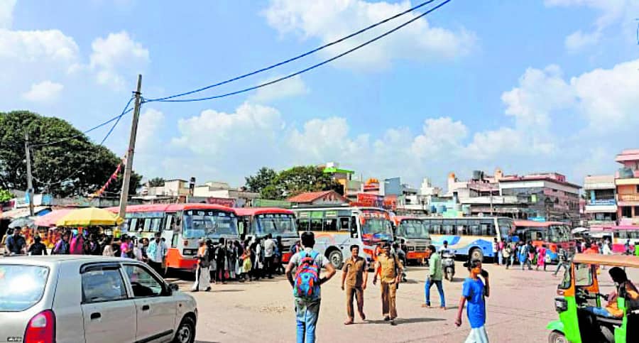 ಮಾಲೂರು ಬಸ್ ನಿಲ್ದಾಣದಲ್ಲಿ ಬಸ್ಗೆ ಕಾಯುತ್ತಿರುವ ಪ್ರಾಯಾಣಿಕರು