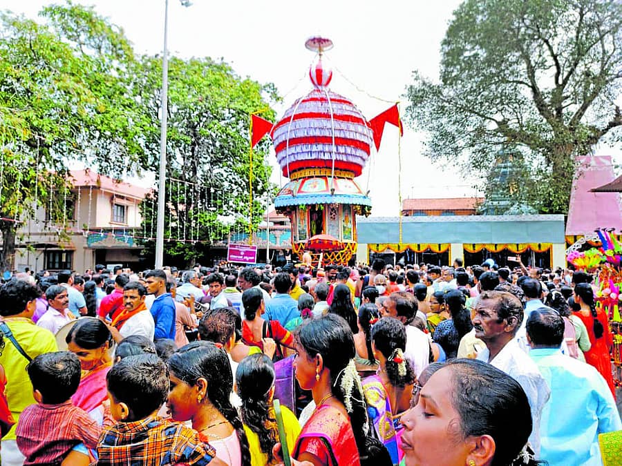 ಕುಂದಾಪುರ ಸಮೀಪದ ಕುಂಭಾಸಿಯ ಆನೆಗುಡ್ಡೆ ವಿನಾಯಕ ದೇವಸ್ಥಾನದ ರಥೋತ್ಸವ ಭಾನುವಾರ ನಡೆಯಿತು