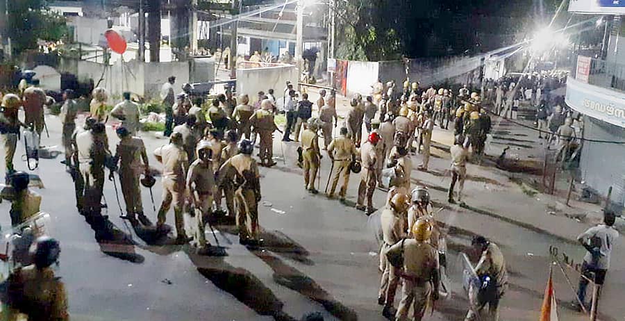 ವಿಳಿಂಞ ಪೊಲೀಸ್‌ ಠಾಣೆ ಬಳಿ ಬಿಗಿ ಪೊಲೀಸ್‌ ಬಂದೋಬಸ್ತು ಮಾಡಲಾಗಿದೆ –ಪಿಟಿಐ ಚಿತ್ರ