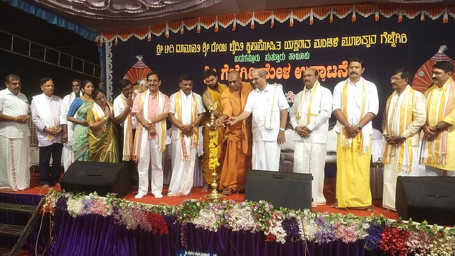 ಪುತ್ತೂರು ತಾಲ್ಲೂಕಿನ ಗೆಜ್ಜೆಗಿರಿ ಕ್ಷೇತ್ರದಲ್ಲಿ ಭಾನುವಾರ ರಾತ್ರಿ ಆದಿ ಧೂಮಾವತಿ-ದೇಯಿಬೈದೆತಿ ಕೃಪಾಪೋಷಿತ ಯಕ್ಷಗಾನ ಮಂಡಳಿ ‘ಗೆಜ್ಜೆಗಿರಿ ಮೇಳ’ವನ್ನು ಸೋಲೂರು ಮಠ ಆರ್ಯ ಈಡಿಗ ಸಂಸ್ಥಾನದ ವಿಖ್ಯಾತಾನಂದ ಸ್ವಾಮೀಜಿ ಉದ್ಘಾಟಿಸಿದರು. ಧರ್ಮಸ್ಥಳದ ಡಿ.ಹರ್ಷೇದ್ರ ಕುಮಾರ್, ಕಟೀಲು ಕ್ಷೇತ್ರದ ಸದಾನಂದ ವೆಂಕಟೇಶ್ ಆಸ್ರಣ್ಣ ಇದ್ದರು.