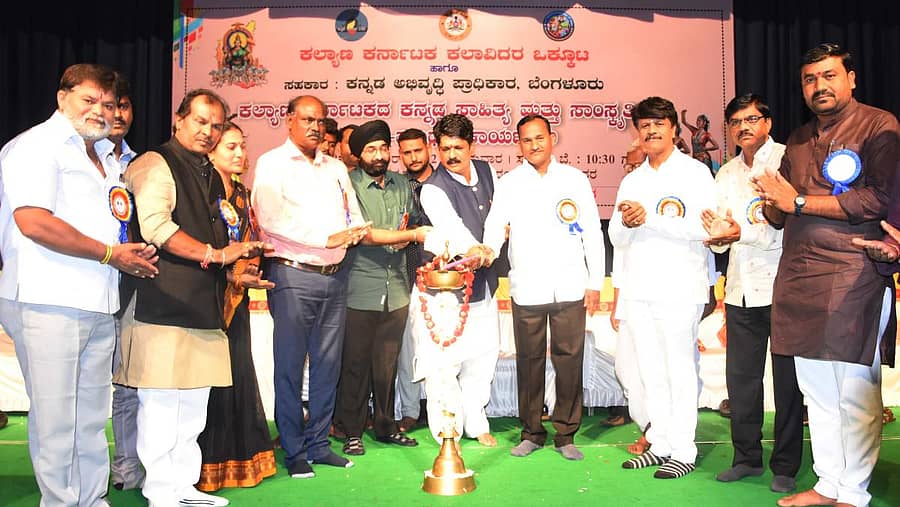 ಬೀದರ್ನಲ್ಲಿ ನಡೆದ ಕಲ್ಯಾಣ ಕರ್ನಾಟಕದ ಕನ್ನಡ ಸಾಹಿತ್ಯ ಮತ್ತು ಸಾಂಸ್ಕೃತಿಕ ಚಿಂತನ-ಮಂಥನ ಕಾರ್ಯಕ್ರಮವನ್ನು ಡಾ.ಗುರುಪಾದಪ್ಪ ನಾಗಮಾರಪಳ್ಳಿ ಫೌಂಡೇಷನ್ ಅಧ್ಯಕ್ಷ ಸೂರ್ಯಕಾಂತ ನಾಗಮಾರಪಳ್ಳಿ ಹಾಗೂ ಕರ್ನಾಟಕ ರಾಜ್ಯ ಸರ್ಕಾರಿ ನೌಕರರ ಸಂಘದ ರಾಜ್ಯ ಘಟಕದ ಉಪಾಧ್ಯಕ್ಷ ರಾಜೇಂದ್ರಕುಮಾರ ಗಂದಗೆ ಜಂಟಿಯಾಗಿ ಉದ್ಘಾಟಿಸಿದರು