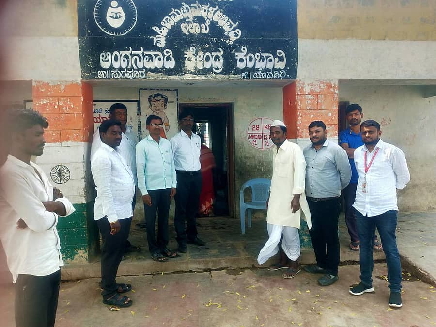ಕೆಂಭಾವಿ ಪಟ್ಟಣದ ವಿವಿಧ ಮತಗಟ್ಟೆಗಳಿಗೆ ಸುರಪುರ ತಹಶೀಲ್ದಾರ್ ಸುಬ್ಬಣ್ಣ ಜಮಖಂಡಿ ಭೇಟಿ ನೀಡಿ ಮತದಾರರ ಸಮಸ್ಯೆ ಆಲಿಸಿದರು