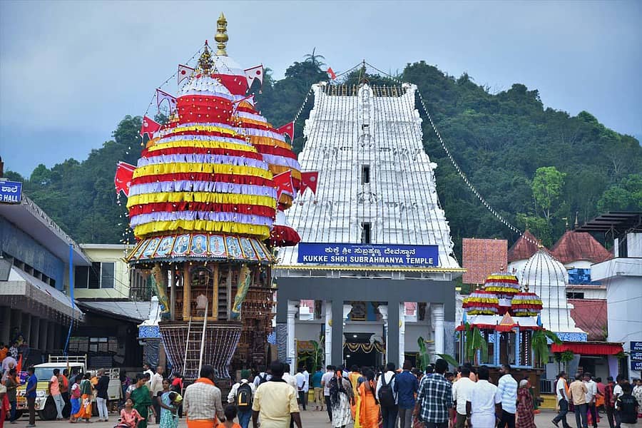 ಕುಕ್ಕೆ ಸುಬ್ರಹ್ಮಣ್ಯ ದೇವಸ್ಥಾನದ ಹೊರಾಂಗಣದಲ್ಲಿ ಉತ್ಸವಕ್ಕೆ ಸಿದ್ಧಗೊಂಡ ರಥಗಳು (ಎಡಚಿತ್ರ). ಆದಿಸುಬ್ರಹ್ಮಣ್ಯ ಭೋಜನಶಾಲೆಯಲ್ಲಿ ಸೋಮವಾರ ಪಲ್ಲಪೂಜೆ ನಡೆಯಿತು