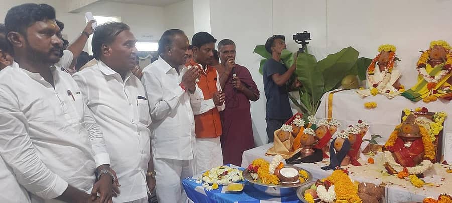 ಗಂಗಾವತಿಯಲ್ಲಿ ಸೋಮವಾರ ನಗರಸಭೆಯ ನೂತನ ಕಟ್ಟಡ ಉದ್ಘಾಟಿಸಿದ ಪೌರಾಡಳಿತ ಸಚಿವ ಎಂ.ಟಿ.ಬಿ ನಾಗರಾಜ ದೇವರಿಗೆ ನಮಸ್ಕರಿಸಿದರು