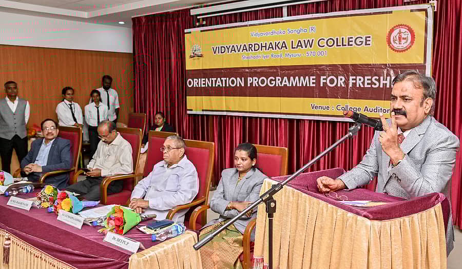 ಮೈಸೂರಿನ ವಿದ್ಯಾವರ್ಧಕ ಕಾನೂನು ಕಾಲೇಜಿನಲ್ಲಿ ಸೋಮವಾರ ನಡೆದ ‘ಅಭಿವಿನ್ಯಾಸ ಕಾರ್ಯಕ್ರಮ’ದಲ್ಲಿ ಪ್ರಧಾನ ಜಿಲ್ಲಾ ಹಾಗೂ ಸೆಷನ್ಸ್ ನ್ಯಾಯಾಧೀಶ ಎಂ.ಎಲ್.ರಘುನಾಥ್ ಮಾತನಾಡಿದರು. ವಿದ್ಯಾವರ್ಧಕ ಸಂಘದ ಖಜಾಂಚಿ ಶ್ರೀಶೈಲ ರಾಮಣ್ಣವರ್, ಕಾರ್ಯದರ್ಶಿ ಪಿ.ವಿಶ್ವನಾಥ್, ಅಧ್ಯಕ್ಷ ಗುಂಡಪ್ಪ ಗೌಡ, ಪ್ರಾಂಶುಪಾಲೆ ಡಾ.ಪಿ.ದೀಪು ಇದ್ದಾರೆ/ ಪ್ರಜಾವಾಣಿ ಚಿತ್ರ