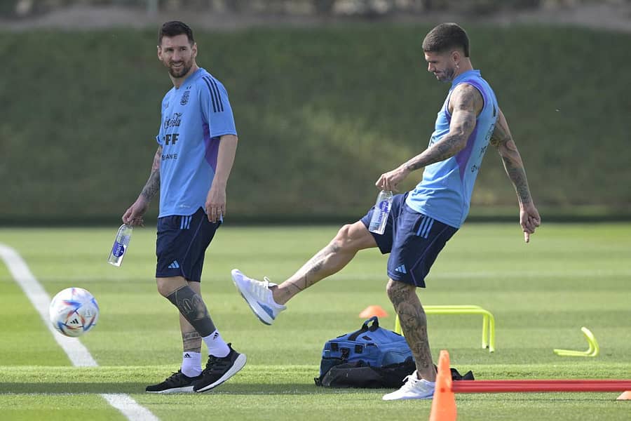 ಅರ್ಜೆಂಟೀನಾ ತಂಡದ ಲಯೊನೆಲ್ ಮೆಸ್ಸಿ (ಎಡ) ಹಾಗೂ ರಾಡ್ರಿಗೊ ಡಿ ಪಾಲ್ –ಎಎಫ್ಪಿ ಚಿತ್ರ