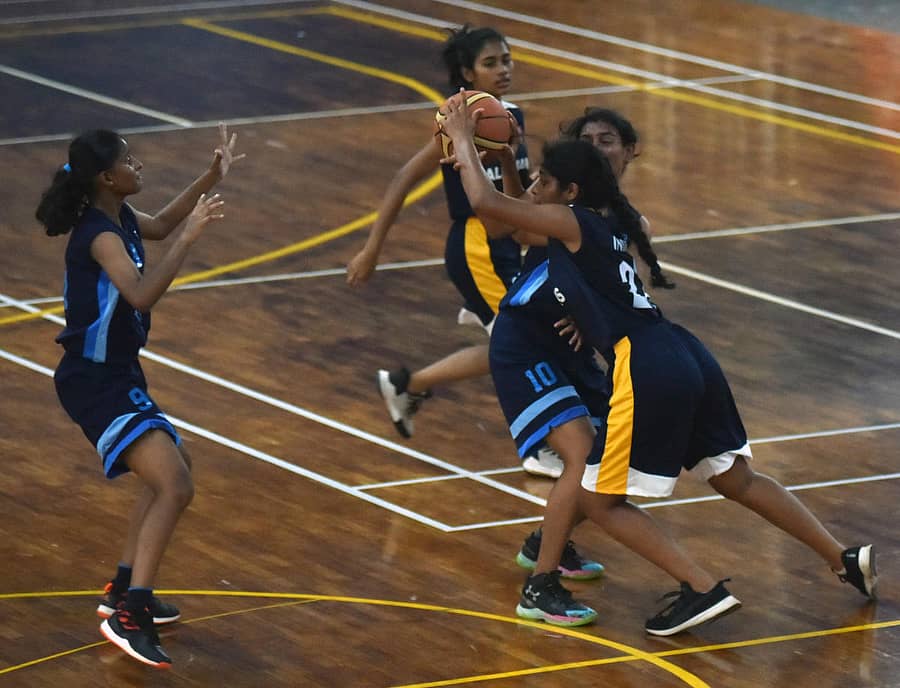 ಮಹಿಳೆಯರ ವಿಭಾಗದ ಫೈನಲ್ ಪಂದ್ಯದಲ್ಲಿ ನಿಟ್ಟೆ ಕ್ಯಾಂಪಸ್ ಹಾಗೂ ಸೇಂಟ್ ಅಲೋಶಿಯಸ್  ತಂಡಗಳ ನಡುವಿನ ರೋಚಕ ಹೋರಾಟದ ಕ್ಷಣ –ಪ್ರಜಾವಾಣಿ ಚಿತ್ರ