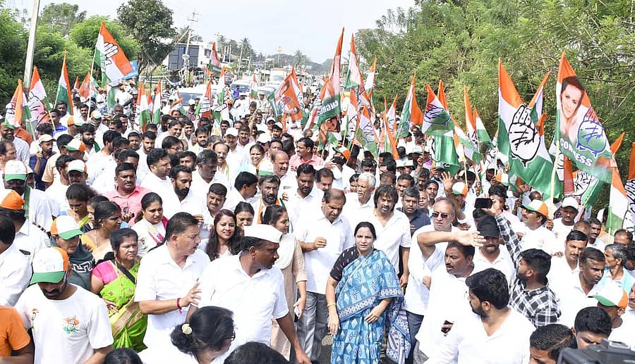 ಶರಾವತಿ ಸಂತ್ರಸ್ತರ ಬವಣೆಗಳ ಬಗ್ಗೆ ಸರ್ಕಾರದ ಗಮನ ಸೆಳೆಯಲು ಕೆಪಿಸಿಸಿ ಹಿಂದುಳಿದ ವರ್ಗಗಳ ಸಮಿತಿ ಅಧ್ಯಕ್ಷ ಮಧು ಬಂಗಾರಪ್ಪ ನೇತೃತ್ವದಲ್ಲಿ ಆಯನೂರಿನಿಂದ ಶಿವಮೊಗ್ಗದತ್ತ ಸಾಗಿಬಂದ ಜನಾಕ್ರೋಶ ಪಾದಯಾತ್ರೆ - –ಪ್ರಜಾವಾಣಿ ಚಿತ್ರ