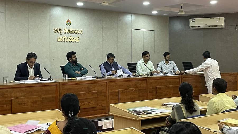 ಬಾಗಲಕೋಟೆಯಲ್ಲಿ ಸೋಮವಾರ ನಡೆದ ಪ್ರಗತಿ ಪರಿಶೀಲನಾ ಸಭೆಯಲ್ಲಿ ಜಿಲ್ಲಾ ಉಸ್ತುವಾರಿ ಕಾರ್ಯದರ್ಶಿ ಶಿವಯೋಗಿ ಕಳಸದ ಮಾತನಾಡಿದರು