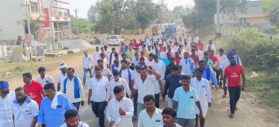 ನ್ಯಾ.ಎ.ಜೆ.ಸದಾಶಿವ ವರದಿಯಂತೆ ಒಳ ಮೀಸಲಾತಿ ಜಾರಿಗೆ ಒತ್ತಾಯಿಸಿ ಸೋಮವಾರ ವಿವಿಧ ದಲಿತ ಸಂಘಟನೆಗಳು ಹರಿಹರದ ಪ್ರೊ.ಬಿ. ಕೃಷ್ಣಪ್ಪ ಸಮಾಧಿ ಸ್ಥಳದಿಂದ ಬೆಂಗಳೂರಿನವರೆಗಿನ ಪಾದಯಾತ್ರೆ ಆರಂಭಿಸಿದರು.