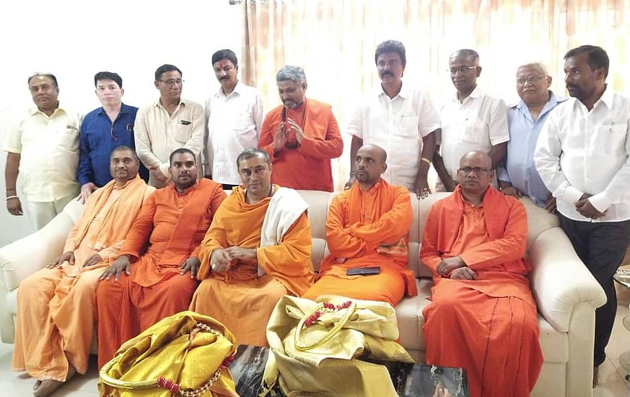 ಶಾಸಕ ರಮೇಶ ಜಾರಕಿಹೊಳಿ ಅವರ ಬೆಳಗಾವಿ ನಿವಾಸದಲ್ಲಿ ಸೋಮವಾರ ನಡೆದ ಗೋಪ್ಯ ಸಭೆಯಲ್ಲಿ ಸಿದ್ದರಾಮೇಶ್ವರ ಸ್ವಾಮೀಜಿ, ಬಸವಪ್ರಭು ಇಮ್ಮಡಿ ಕೇತೇಶ್ವರ ಸ್ವಾಮೀಜಿ, ಸಂತ ಸೇವಾಲಾಲ್ ಸ್ವಾಮೀಜಿ, ಜ್ಞಾನ ಪ್ರಕಾಶ ಸ್ವಾಮೀಜಿ, ಬಸವಮೂರ್ತಿ ಮಾದಾರ ಚನ್ನಯ್ಯ ಸ್ವಾಮೀಜಿ, ವಾಲ್ಮೀಕಿ ಪ್ರಸನ್ನಾನಂದ ಸ್ವಾಮೀಜಿ, ಬಸವನಾಗಿದೇವ ಸ್ವಾಮೀಜಿ ಪಾಲ್ಗೊಂಡರು