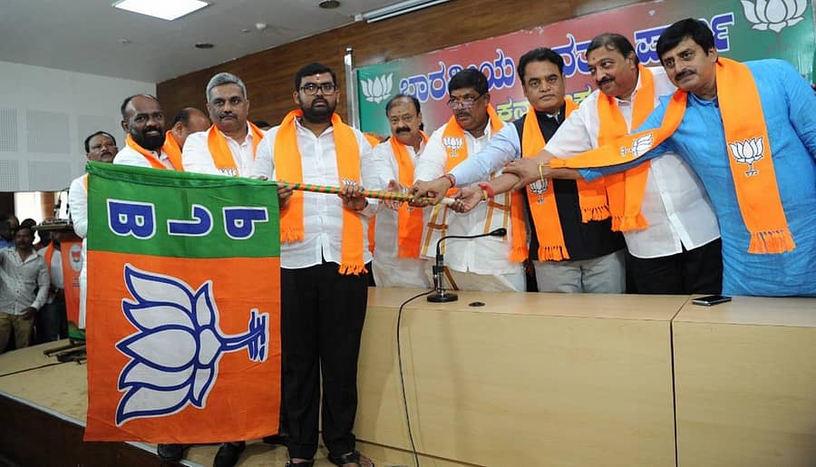 ಬೆಂಗಳೂರಿನ ಬಿಜೆಪಿ ಕಚೇರಿಯಲ್ಲಿ ಸೋಮವಾರ ನಡೆದ ಸಭೆಯಲ್ಲಿ ಸಚ್ಚಿದಾನಂದ, ಫೈಟರ್ ರವಿ ಸೇರಿ ಜಿಲ್ಲೆಯ ಇತರ ಮುಖಂಡರು ಬಿಜೆಪಿ ಸೇರ್ಪಡೆಯಾದರು