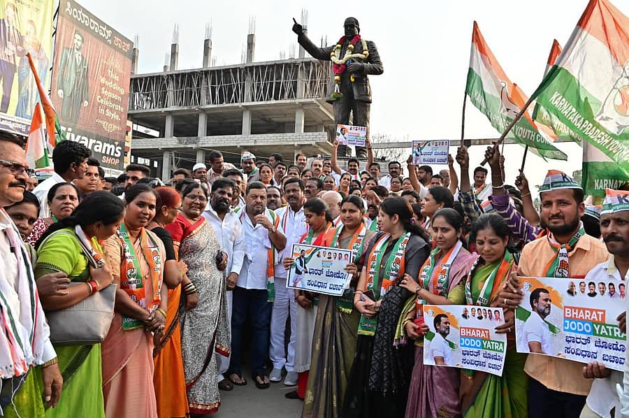 ಭಾರತ್ ಜೋಡೋ ಪಾದಯಾತ್ರೆಗೆ ದಾವಣಗೆರೆ ಅಂಬೇಡ್ಕರ್ ವೃತ್ತದಲ್ಲಿ ಮಾಜಿ ಸಚಿವ ಎಸ್.ಎಸ್ ಮಲ್ಲಿಕಾರ್ಜುನ ಅವರು ಅಂಬೇಡ್ಕರ್ ಪ್ರತಿಮೆಗೆ ಮಾಲಾರ್ಪಣೆ ಸಲ್ಲಿಸುವುದರ ಮೂಲಕ ಚಾಲನೆ ನೀಡಿದರು