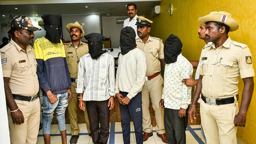 ಯಾದಗಿರಿ ಜಿಲ್ಲೆ ಹುಣಸಗಿಯ ಕೊಡೇಕಲ್ ಬಳಿ ನಡೆದ ಚಾಂದ್ಪಾಶಾ ಕೊಲೆ ಪ್ರಕರಣದ ಆರೋಪಿಗಳನ್ನು ಪೊಲೀಸರು ಕಲಬುರಗಿ ಎಸ್ಪಿ ಕಚೇರಿಗೆ ಕರೆತಂದರು