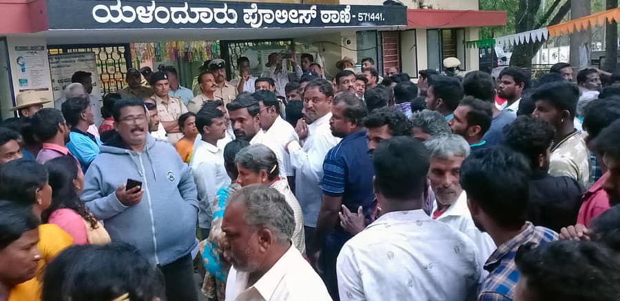 ಮೃತಪಟ್ಟ ಯುವಕನ ಕುಟುಂಬದವರು ಹಾಗೂ ಗ್ರಾಮಸ್ಥರು ಯಳಂದೂರು ಠಾಣೆಯ ಮುಂದೆ ಪ್ರತಿಭಟನೆ ನಡೆಸಿದರು