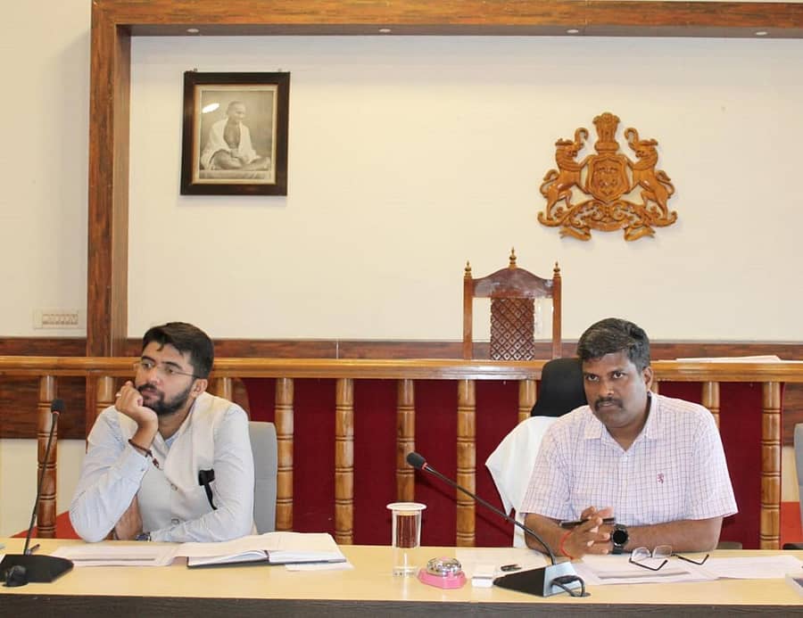 ಜಿಲ್ಲಾಧಿಕಾರಿ ಡಾ.ಬಿ.ಸಿ.ಸತೀಶ ಅವರು ಸಭೆಯಲ್ಲಿ ಮಾತನಾಡಿದರು. ಜಿಲ್ಲಾ ಪಂಚಾಯಿತಿ ಮುಖ್ಯ ಕಾರ್ಯನಿರ್ವಹಣಾಧಿಕಾರಿ ಡಾ.ಎಸ್.ಆಕಾಶ್ ಇದ್ದಾರೆ