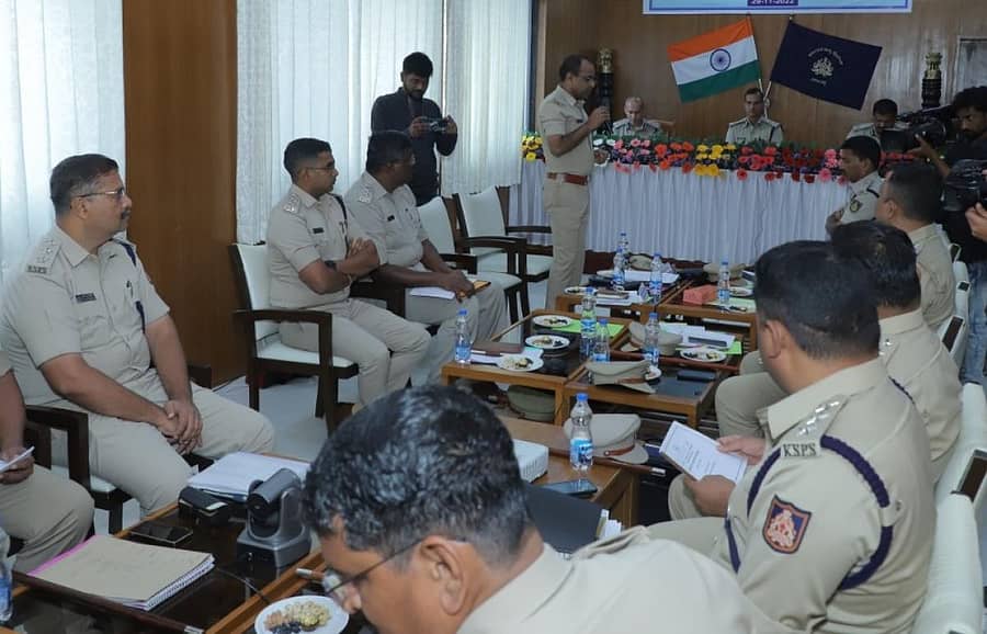 ನಿಪ್ಪಾಣಿಯಲ್ಲಿ ಮಂಗಳವಾರ ಎಡಿಜಿಪಿ ಅಲೋಕ್ ಕುಮಾರ್ ಅವರು ಕರ್ನಾಟಕ ಹಾಗೂ ಮಹಾರಾಷ್ಟ್ರದ ಪೊಲೀಸ್ ಅಧಿಕಾರಿಗಳ ಸಮನ್ವಯ ಸಭೆ ನಡೆಸಿದರು