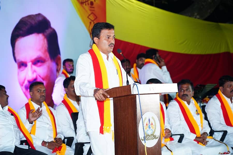 ಕರ್ನಾಟಕ ರಾಜ್ಯ ಸರ್ಕಾರಿ ನೌಕರರ ಸಂಘ ಮಂಗಳವಾರ ಹಮ್ಮಿಕೊಂಡಿದ್ದ ಕನ್ನಡ ಜನಪದ ಜಾತ್ರೆ ಕಾರ್ಯಕ್ರಮದಲ್ಲಿ ರಾಜ್ಯ ಸರ್ಕಾರಿ ನೌಕರರ ಸಂಘದ ಅಧ್ಯಕ್ಷ ಸಿ.ಎಸ್.ಷಡಾಕ್ಷರಿ ಮಾತನಾಡಿದರು.