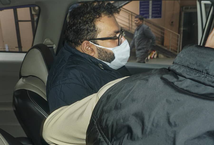 ಇ.ಡಿ ಅಧಿಕಾರಿಗಳು ಉದ್ಯಮಿ ಅಮಿತ್ ಅರೋರಾ ಅವರನ್ನು ನವದೆಹಲಿಯ ರೌಸ್ ಅವೆನ್ಯೂ ನ್ಯಾಯಾಲಯಕ್ಕೆ ಕರೆತಂದ ದೃಶ್ಯ –ಪಿಟಿಐ ಚಿತ್ರ