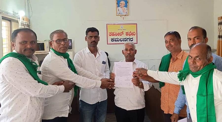 ಕಮಲನಗರ ತಾಲ್ಲೂಕಿನ ಬ್ಯಾರೇಜ್ ಮತ್ತು ಕೆರೆಗಳಿಗೆ ಅಳವಡಿಸಲಾದ ಗೇಟ್ಗಳನ್ನು ಬದಲಿಸಬೇಕು ಎಂದು ಒತ್ತಾಯಿಸಿ ರೈತ ಸಂಘದ ಪದಾಧಿಕಾರಿ ಗಳು ಮನವಿ ಸಲ್ಲಿಸಿದರು