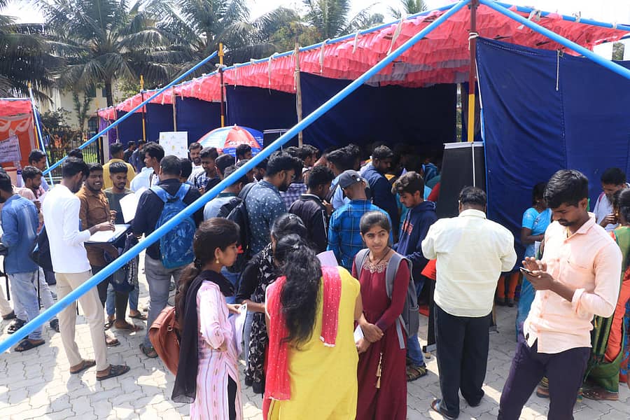 ಉದ್ಯೋಗ ಮೇಳದಲ್ಲಿ ಮಳಿಗೆಯೊಂದರ ಮುಂದೆ ಕಂಡು ಬಂದ ಉದ್ಯೋಗಾಕಾಂಕ್ಷಿಗಳು