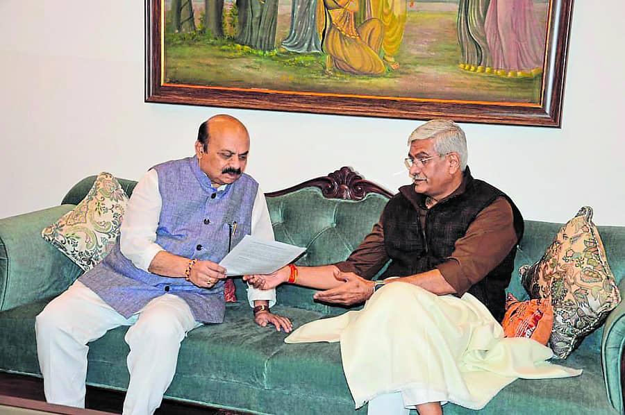 ಕೇಂದ್ರ ಸಚಿವ ಗಜೇಂದ್ರ ಸಿಂಗ್‌ ಶೇಖಾವತ್‌ ಅವರಿಗೆ ಕರ್ನಾಟಕದ ಮುಖ್ಯಮಂತ್ರಿ ಬಸವರಾಜ ಬೊಮ್ಮಾಯಿ ಅವರು ಮನವಿ ಸಲ್ಲಿಸಿದರು.