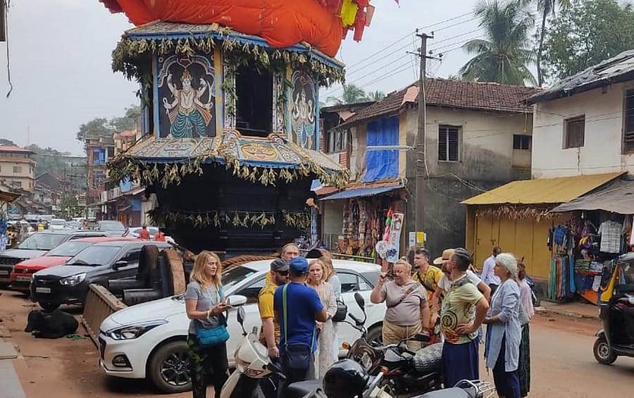 ಗೋಕರ್ಣದ ರಥಬೀದಿಯಲ್ಲಿ ಕಂಡುಬಂದ ವಿದೇಶಿ ಪ್ರವಾಸಿಗರು.