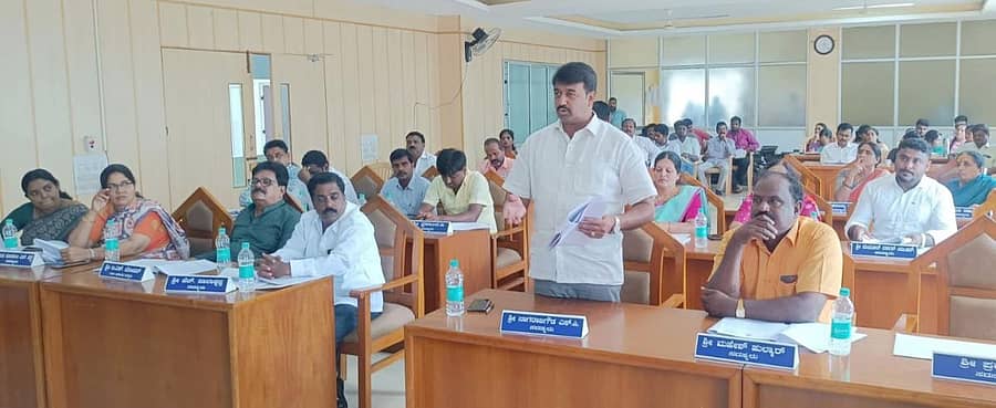 ಶಿಕಾರಿಪುರದ ಪುರಸಭೆ ಸಭಾಂಗಣದಲ್ಲಿ ಬುಧವಾರ ನಡೆದ ಪುರಸಭೆ ಸಾಮಾನ್ಯ ಸಭೆಯಲ್ಲಿ ಪುರಸಭೆ ಸದಸ್ಯರು ಚರ್ಚೆ ನಡೆಸಿದರು.