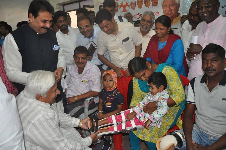 ಗದಗ ನಗರದ ಕಾಂಗ್ರೆಸ್‌ ಕಾರ್ಯಾಲಯದಲ್ಲಿ ಬುಧವಾರ ನಡೆದ ಕಾರ್ಯಕ್ರಮದಲ್ಲಿ ಶಾಸಕ ಎಚ್‌.ಕೆ.ಪಾಟೀಲ ಮಗುವಿಗೆ ಕೃತಕ ಕಾಲು ಜೋಡಿಸಿದರು