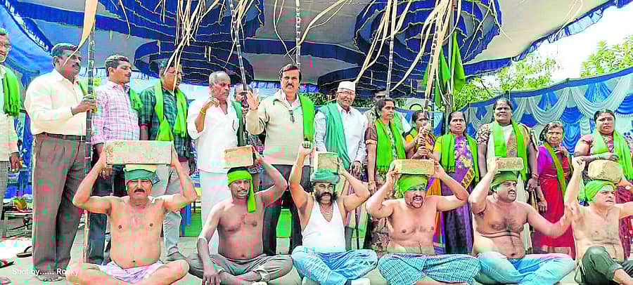 ನಗರದ ಫ್ರೀಡಂ ಪಾರ್ಕ್‌ನಲ್ಲಿ ಕಬ್ಬು ಬೆಳೆಗಾರರು ಬುಧವಾರ ತಲೆ ಮೇಲೆ ಸಿಮೆಂಟ್‌ ಇಟ್ಟಿಗೆ ಹೊತ್ತು ಪ್ರತಿಭಟನೆ ನಡೆಸಿದರು