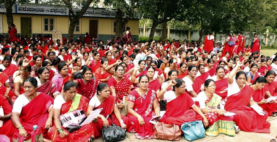 ವಿವಿಧ ಬೇಡಿಕೆಗಳನ್ನು ಈಡೇರಿಸುವಂತೆ ಆಗ್ರಹಿಸಿ ಅಂಗನವಾಡಿ ನೌಕರರು ಗುರುವಾರ ಚಾಮರಾಜನಗರದಲ್ಲಿ ಪ್ರತಿಭಟನೆ ನಡೆಸಿದರು