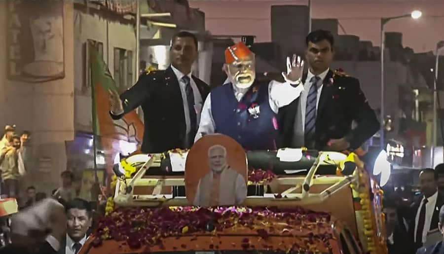 ಗುಜರಾತ್ನ ಅಹಮದಾಬಾದ್ನಲ್ಲಿ ಪ್ರಧಾನಿ ನರೇಂದ್ರ ಮೋದಿ ಬೃಹತ್ ರೋಡ್ ಶೋ ನಡೆಸಿದರು. –ಪಿಟಿಐ ಚಿತ್ರ