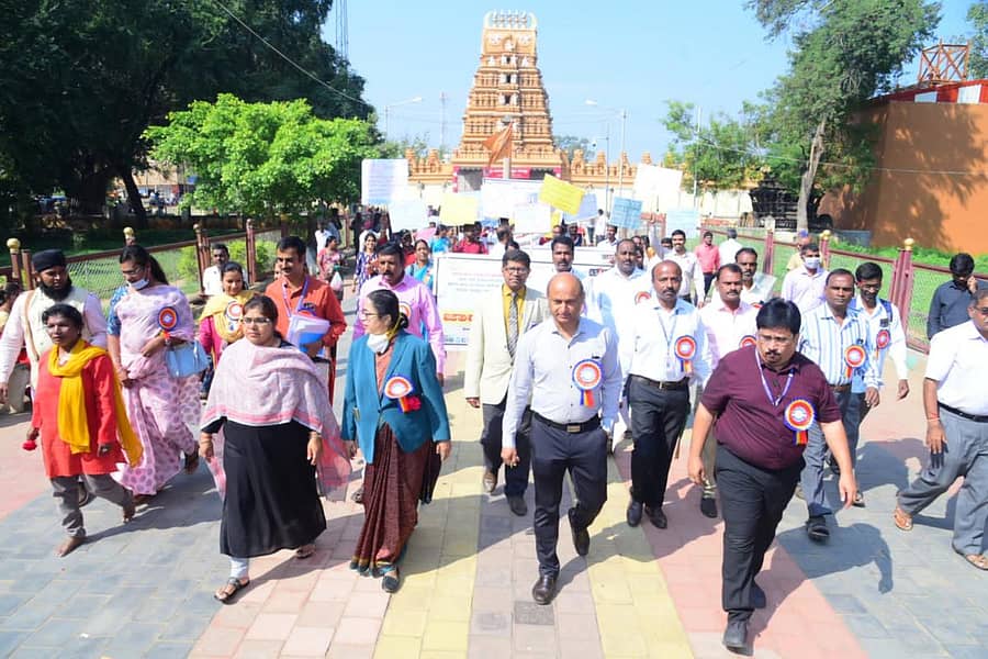 ವಿಶ್ವ ಏಡ್ಸ್‌ ದಿನಾಚರಣೆ ಅಂಗವಾಗಿ ಗುರುವಾರ ಹಮ್ಮಿಕೊಳ್ಳಲಾಗಿದ್ದ ಜಾಗೃತಿ ಜಾಥಾದಲ್ಲಿ ಜಿಲ್ಲಾ ಪ್ರಧಾನ ಮತ್ತು ಸೆಷನ್ಸ್‌ ನ್ಯಾಯಾಧೀಶರಾದ ಬಿ.ಎಸ್‌.ಭಾರತಿ, ಜಿಲ್ಲಾಧಿಕಾರಿ ಡಿ.ಎಸ್‌.ರಮೇಶ್‌, ಜಿ.ಪಂ ಸಿಇಒ ಕೆ.ಎಂ.ಗಾಯಿತ್ರಿ, ಡಿಎಚ್‌ಒ ಡಾ.ವಿಶ್ವೇಶ್ವರಯ್ಯ ಇತರರು ಇದ್ದರು
