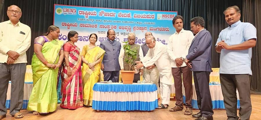 ವಿಜಯಪುರ ನಗರದ ಕಂದಗಲ್ ಹನುಮಂತರಾಯ ರಂಗಮಂದಿರದಲ್ಲಿ ಆಯೋಜಿಸಿದ್ದ ‘ಸಂವಿಧಾನದ ಆಶಯ ಈಡೇರಿದೆಯೇ?’ ವಿಚಾರ ಗೋಷ್ಠಿಯನ್ನು ನ್ಯಾಯಮೂರ್ತಿ ಅರಳಿ ನಾಗರಾಜ್ ಮತ್ತು ಗಣ್ಯರು ಉದ್ಘಾಟಿಸಿದರು