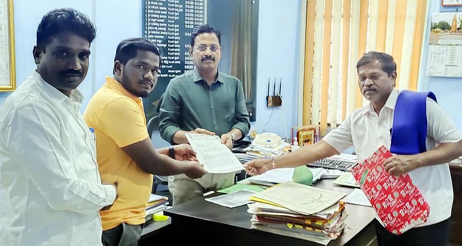 1 ರಿಂದ 8 ನೇ ತರಗತಿಯ ಪರಿಶಿಷ್ಟ ಜಾತಿ, ಪಂಗಡ, ಹಿಂದುಳಿದ ವರ್ಗ ಮತ್ತು ಅಲ್ಪಸಂಖ್ಯಾತರ ವಿದ್ಯಾರ್ಥಿಗಳಿಗೆ ನೀಡಲಾಗುತ್ತಿದ್ದ ವಿದ್ಯಾರ್ಥಿ ವೇತನ ಮುಂದುವರಿಸಬೇಕು ಎಂದು ಒತ್ತಾಯಿಸಿ ದಲಿತ ವಿದ್ಯಾರ್ಥಿ ಪರಿಷತ್ ಪದಾಧಿಕಾರಿಗಳು ಹೆಚ್ಚುವರಿ ಜಿಲ್ಲಾಧಿಕಾರಿಗೆ ಮನವಿ ಸಲ್ಲಿಸಿದರು