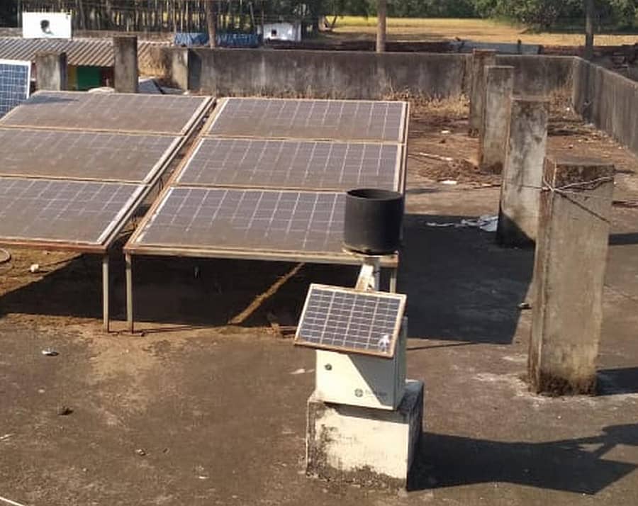 ಶಿರಸಿ ತಾಲ್ಲೂಕಿನ ಬದನಗೋಡ ಗ್ರಾಮ ಪಂಚಾಯ್ತಿ ಮೇಲೆ ಅಳವಡಿಸಲಾದ ಮಳೆ ಮಾಪನ ಯಂತ್ರ.